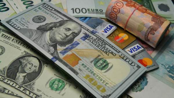 Read more about the article ЦБ РФ: чистая покупка валюты физлицами на рынке выросла в июле на 53% к июню