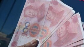 Курс юаня на Мосбирже снизился до 11,59 рубля