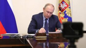 Путин поручил ускорить внедрение перспективных технологий в экономике и госуправлении