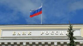 Официальный курс юаня с субботы – 10,87 руб, доллара – 75,92 руб, евро – 89,06 руб
