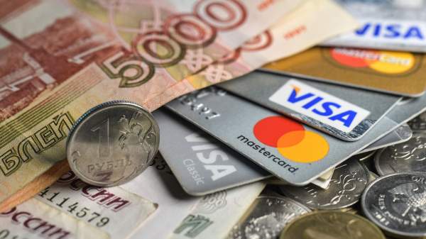 Read more about the article Сорокина: россиянам в повседневной жизни достаточно иметь три банковских карты