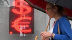 Официальный курс доллара с пятницы вырос до 71,91 рубля, курс евро снизился до 82,97 рубля
