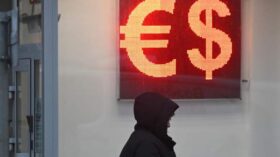 Официальный курс доллара на четверг вырос до 74,77 рубля, курс евро упал до 85,18 рубля