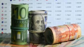 ЦБ: официальный курс доллара на среду вырос до 74,62 рубля, курс евро — до  85,48 рубля