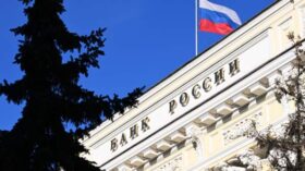Официальный курс юаня на пятницу составил 12,4 рубля, доллара — 96,73 рубля