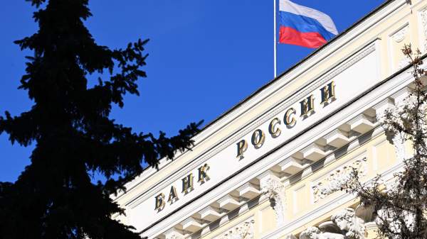Read more about the article Официальный курс юаня на пятницу составил 12,4 рубля, доллара — 96,73 рубля